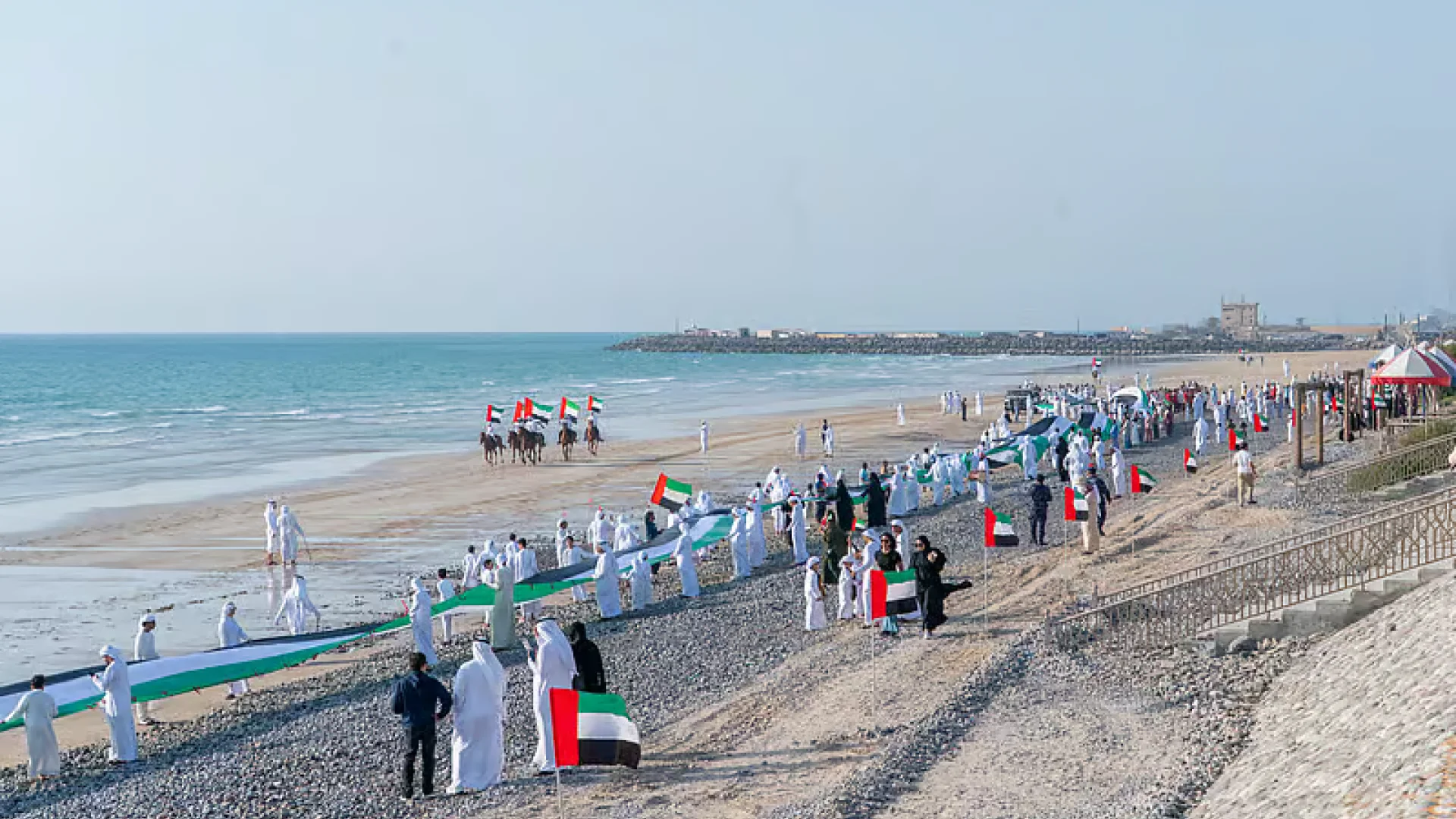 RAK: 1.200 Meter Flagge am Shaam Beach | Die Geissens Real Estate | Luxus Immobilien mit Carmen und Robert Geiss – Die Geissens in Dubai
